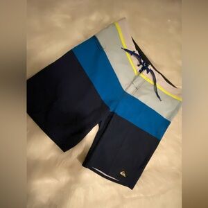 Quicksilver Men swimwear short size 33